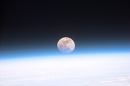 Legenda original da NASA: “S103-E-5037 (21 de dezembro de 1999)--- Os astronautas a bordo do ônibus espacial Discovery registraram este fenômeno raramente visto da Lua cheia parcialmente obscurecida pela atmosfera da Terra. A imagem foi gravada com uma câmera digital de imagem fixa às 15:15:15 GMT, 21 de dezembro de 1999”. (definição 3 064 × 2 043)