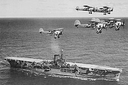 820 Naval Air Squadronin Fairey Swordfishit lentävät HMS Ark Royalin yli