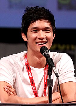 Harry Shum Jr. posant en tant que Mike Chang