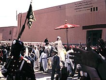 Hassan II.a erregea, ostiraleko errezoetarako bidean, 1967an Marrakexen.