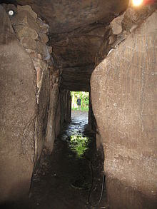 vue prise de la chambre : les deux supports mégalithiques encadrant l'entrée de la chambre.