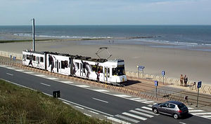 “比利时海岸轻轨”列车行走在比利时的海边
