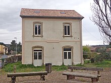 Vue du bâtiment voyageurs de l'ancienne gare de Lézignan-la-Cèbe, rénové en maison d'habitation.