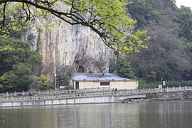 鲤鱼嘴遗址在龙潭山南侧的山脚岩厦处