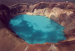 Кисле озеро в кратері вулкана.