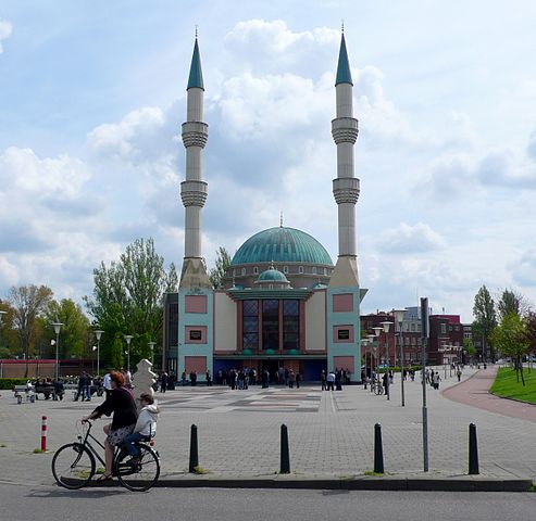 http://upload.wikimedia.org/wikipedia/commons/thumb/d/df/Mevlana-moskee.jpg/493px-Mevlana-moskee.jpg