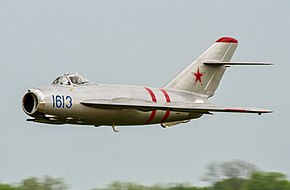 飛行するMiG-17