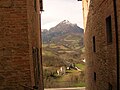 Vista su Monte Pizzo (Monte Priora) in uno scorcio di un vicolo del centro storico