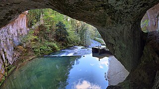 La grotte de la source du Lison.