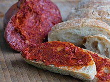 'Nduja with bread, with a piece of'nduja sausage in the background Nduja mit Brot.jpg