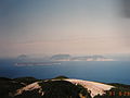 Les îles Shikinejima et Niijima (et Toshima et Ōshima) vues de l'île Kozushima.