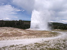 Photographie du geyser Old Faithful en éruption.
