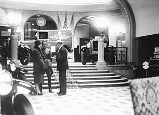 Bilförsäljningshallen 1928, Hans Osterman samtalar med Folke och Estelle Bernadotte.