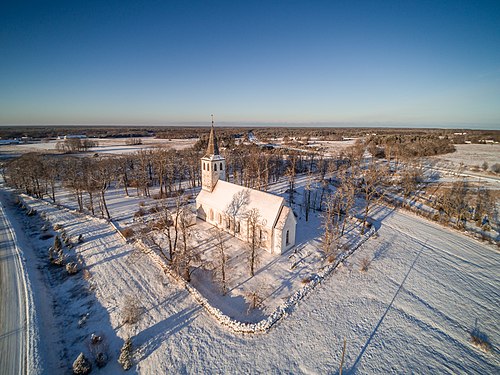 Droonivaade Pühalepa kirikule ja kirikuaiale