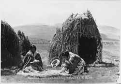 Washoe-Indianerinnen beim Anfertigen einer gewebten Kanindecke (etwa 1935)