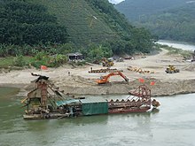 A sand mining operation in the Red River, in Jinping County, Yunnan Red River valley between Manhao and Lianhuatan - P1380201.JPG