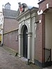 Fraaie natuurstenen poortomlijsting, voortijds aan Kleine Poot als onderdeel van het huis Het Lam. Naar voorbeeld van de zuiderlijke poort van de Westerkerk te Amsterdam[4]