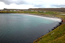 Een zandstrand in Sandur