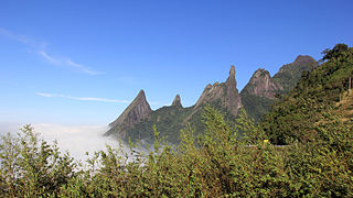 Déi wichtest Bierger (vu lénks no riets): Escalavrado (1 406 m), Dedo de Nossa Senhora (1 320 m), Dedo de Deus (1 692 m), Cabeça de Peixe (1 680 m) a Santo Antônio (1 990 m).