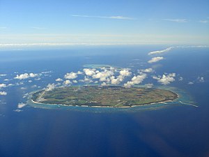 多良間島（手前）と水納島（奥）