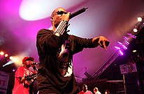 Will.i.am, Pitbull et Juicy J ont chacun contribué séparément à trois couplets pour trois remixes différents.