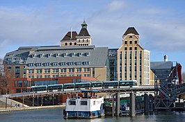 Een Citadis 402 van de Parijse tramlijn T3b bij de brug over het Canal de l'Ourcq.