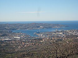 View o the wastren pairt o the municipality wi the Bay o Muggia