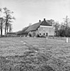 Boerderij met achterbaander onder aan voorzijde afgewolfd schilddak