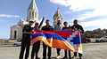 Homes levando a bandeira de Artsakh en 2016.