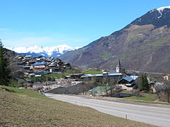 Saint-Bon-Tarentaise, chef-lieu de la commune.