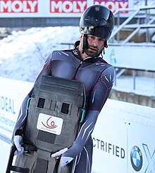 Der lettische Skeletoni Martin Dukurs trägt seinen Rennschlitten während der Weltmeisterschaften 2020 in Altenberg.