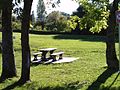 Mesa de piquenique em um Parque na França