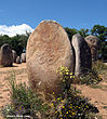 Crescentes semi-circulares gravados noutra pedra