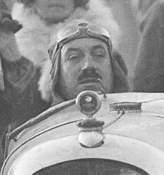 Photo d'André Morel en 1929 au volant d'une Amilcar