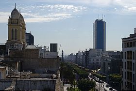 Avenue Habib Bourguiba mit der Kathedrale Hl. Vinzenz von Paul links