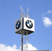 Werbung eines Vertragshändlers mit BMW-Logo