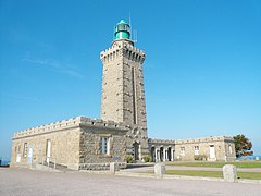 Le phare du cap Fréhel à Plévenon dans les Côtes d'Armor. Sa construction a débuté en 1946 et s'est achevée par l'allumage du feu le 1er juillet 1950.