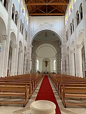 Photographie montrant l'intérieur d'une église de vastes dimensions.