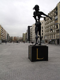 Salvador Dalí. Escultura en el paseo de Felipe II de Madrid