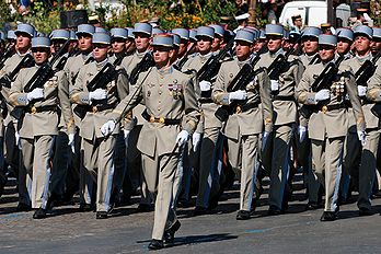 Élèves sous-officiers de l'École nationale des sous-officiers d'active (ENSOA). Défilé du 14 juillet sur l'avenue des Champs-Élysées (Paris, 2008). (définition réelle 2 750 × 1 833)