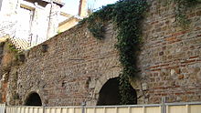 Фотография, показывающая часть римской стены в Нанте.
