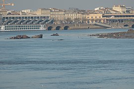 Épaves des navires coulés par les Allemands, affleurantes à marée basse dans le port de Bordeaux.