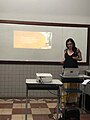 Flávia Varella apresentando sobre a Pesquisa de Mapeamento Global no Simpósio Temático sobre Ensino de História, usos de passado e formação de professores em tempos de crise democrática.