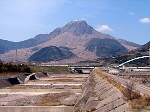 平成新山と水無川（2007年）