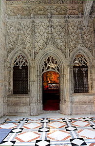 Façana de la capella de Sant Jordi, dins del Palau de la Generalitat de Catalunya
