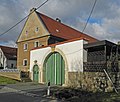 Dreiseithof mit Wohnstallhaus (Nr. 20), Scheune und Auszüglerhaus (Nr. 20a), dazu Einfriedungsmauer und Hofmauer mit Torbogen und Pforte