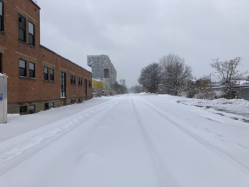 被大雪覆盖的大交汇口铁路，位于麻省理工学院校园旁