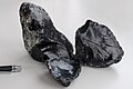 Obsidiana de bordes afilados con rotura típica de concha. La obsidiana es un vidrio de roca volcánica natural. (Imagen de ejemplo, no de Osmantəpə)