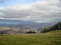 Wiese auf dem Gipfel. Blick in Richtung Wasserfallen und Passwang.