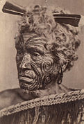 Homme maori au visage tatoué.jpg